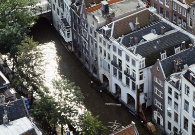 834763 Gezicht op de achtergevels van de panden aan de Lijnmarkt aan de Oudegracht te Utrecht, vanaf de Domtoren.